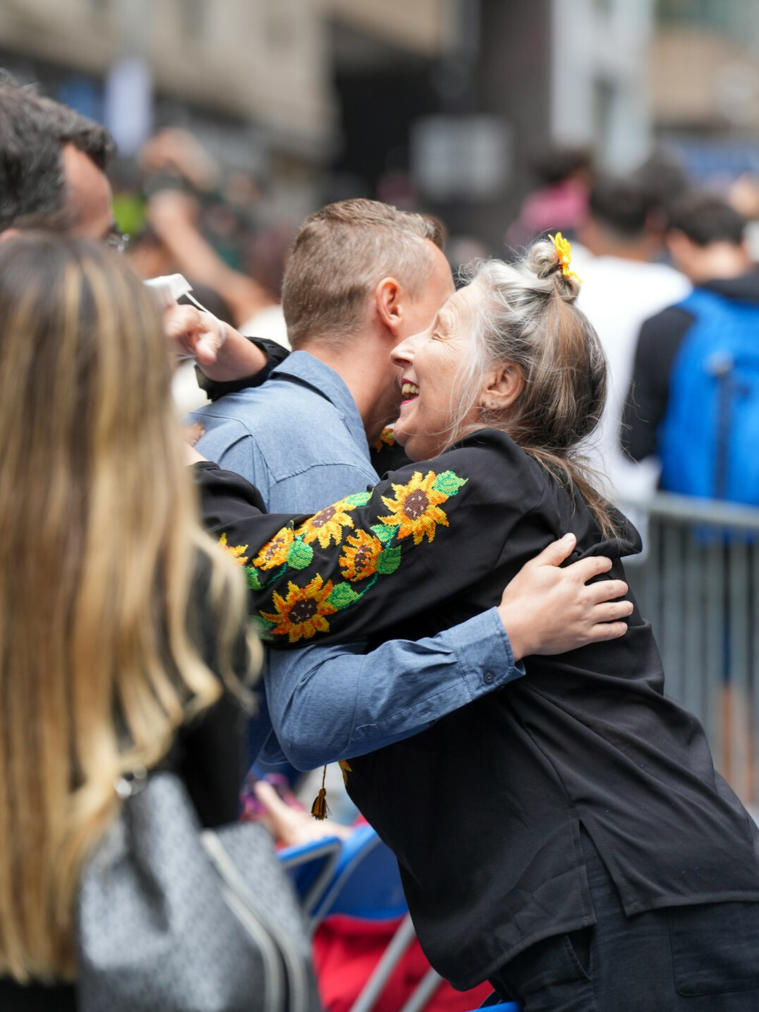 celebrities hugging after feud