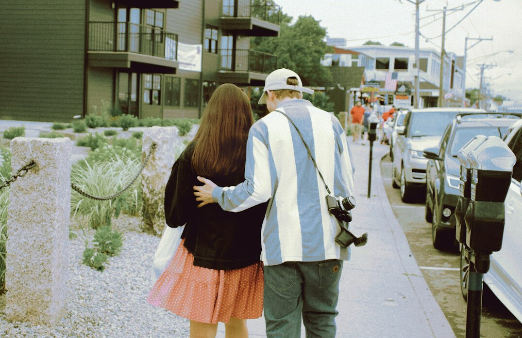 celebrity couple public hug