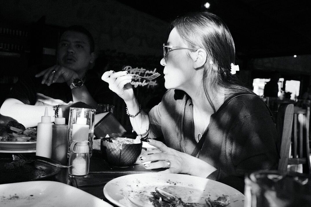 celebrities at dinner