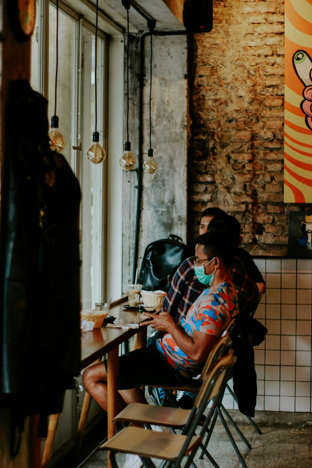 couple reconciling in cafe