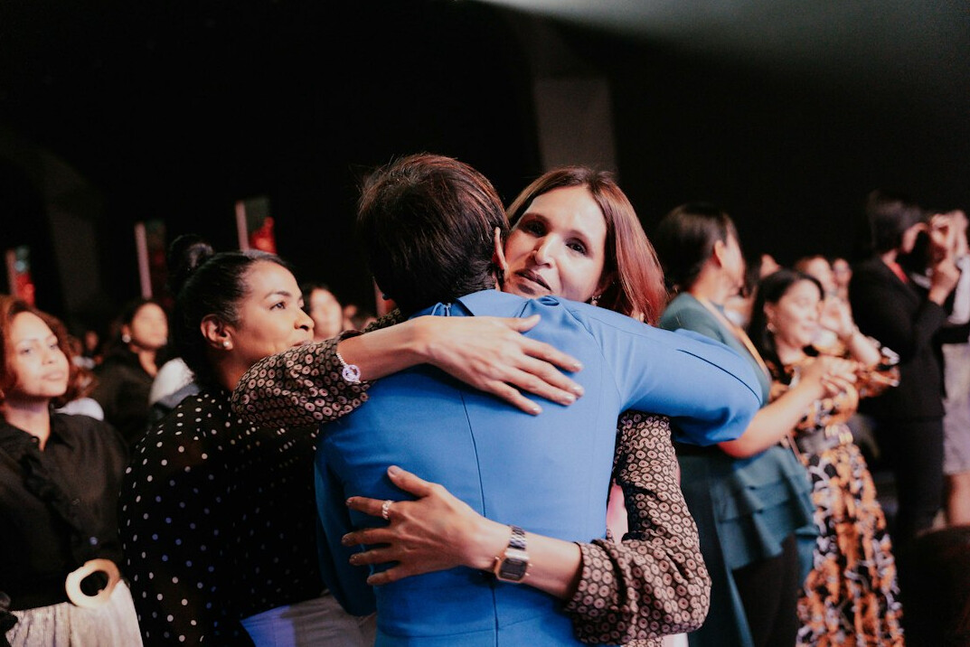 celebrities hugging after feud