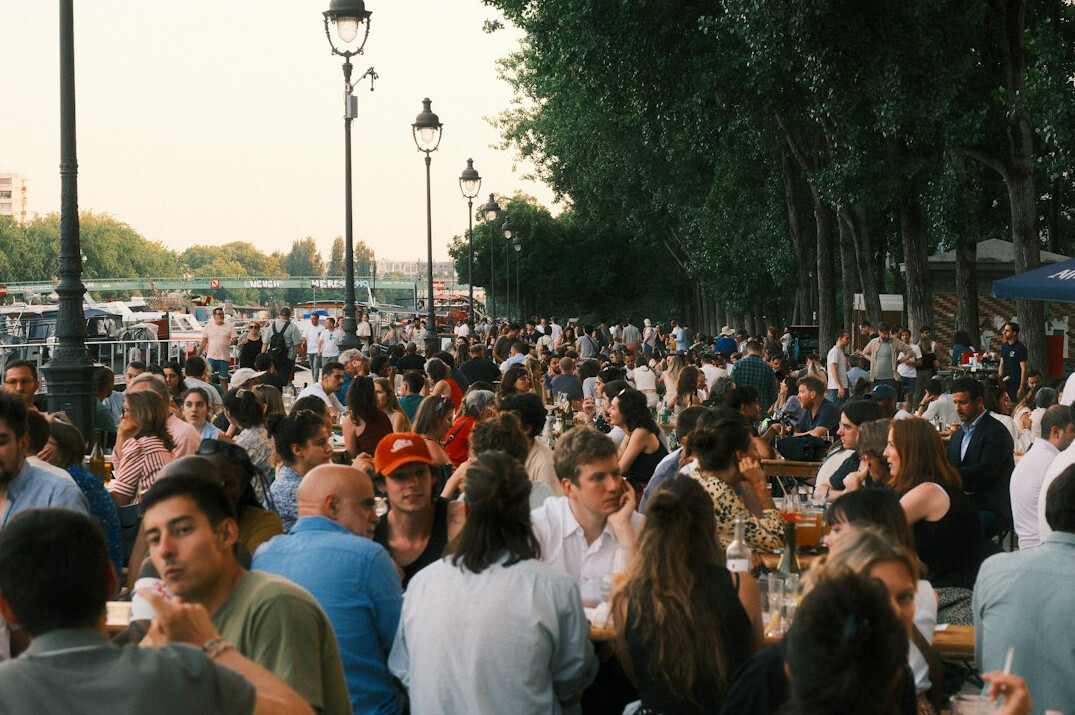 paris nightlife crowd